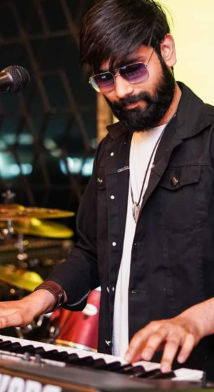 Man learning piano online